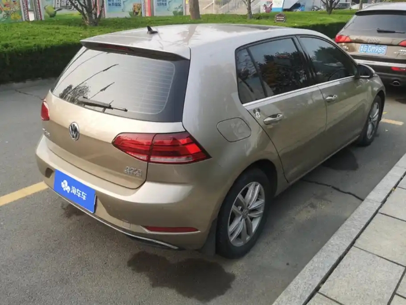 VOLKSWAGEN GOLF