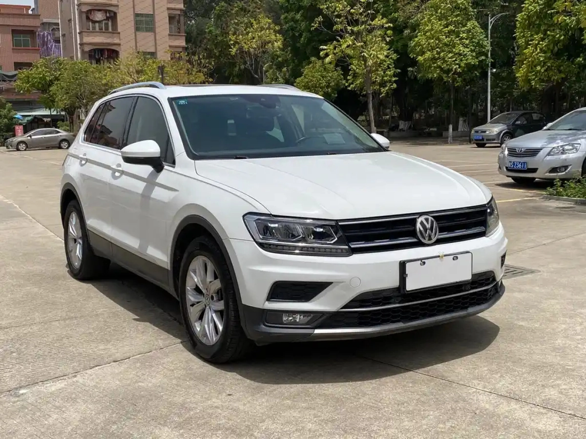 VOLKSWAGEN TIGUAN