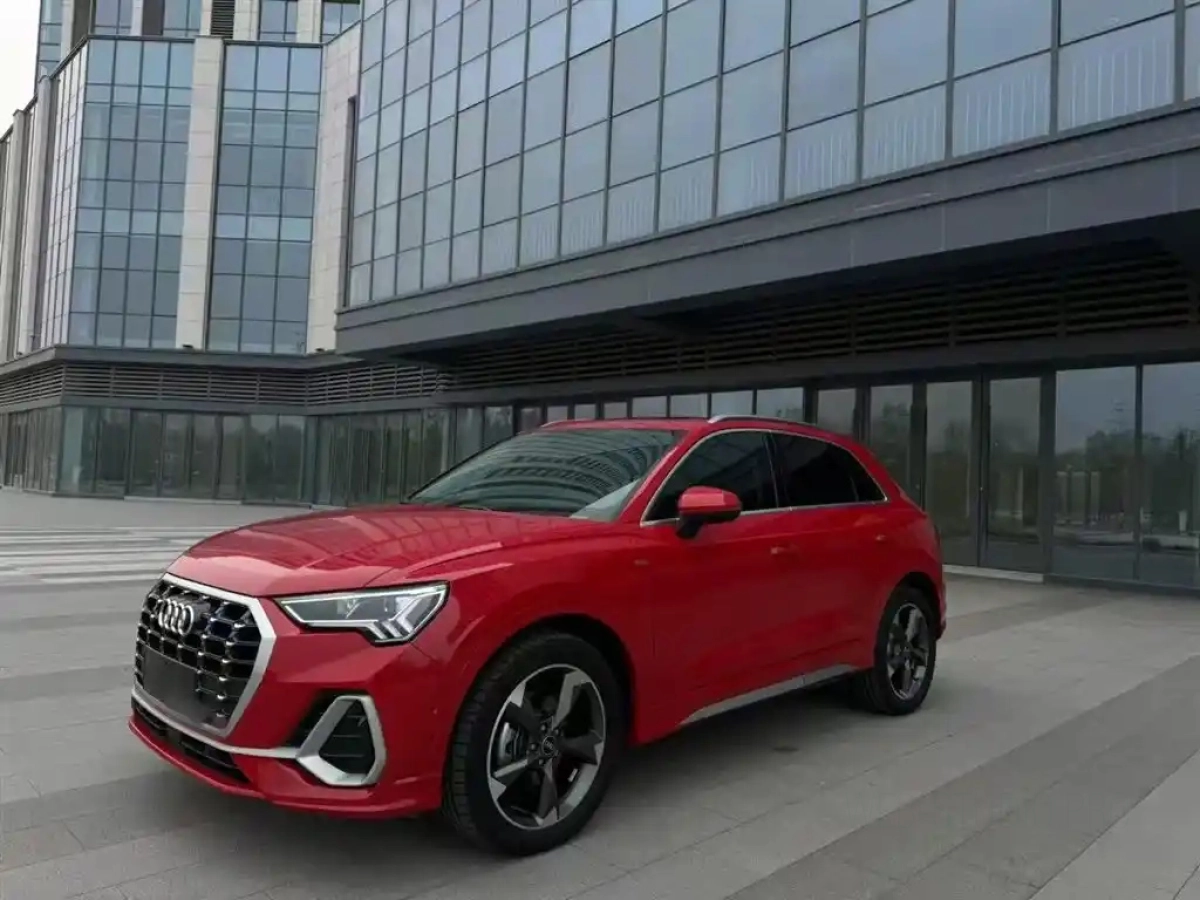 AUDI Q3