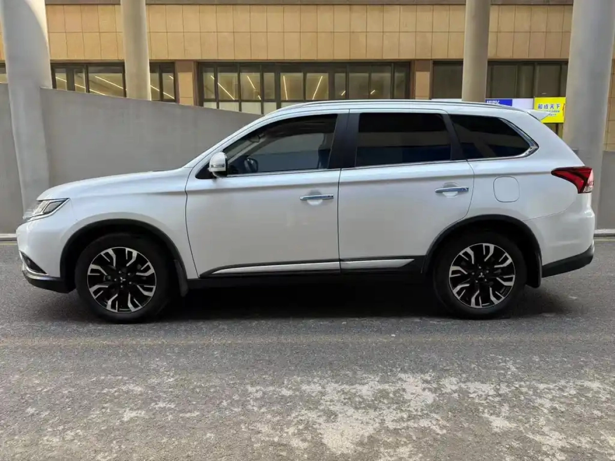 MITSUBISHI OUTLANDER