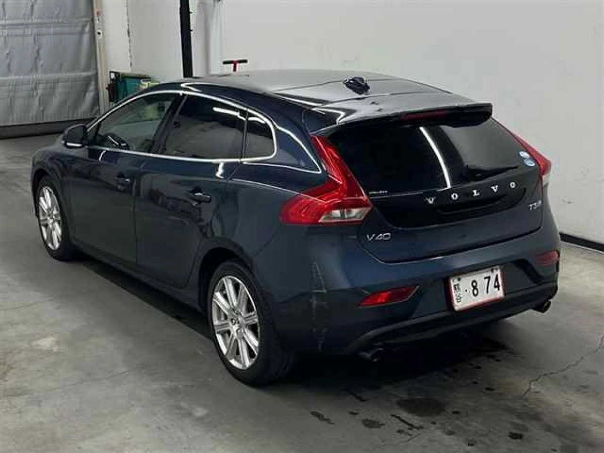 VOLVO V40