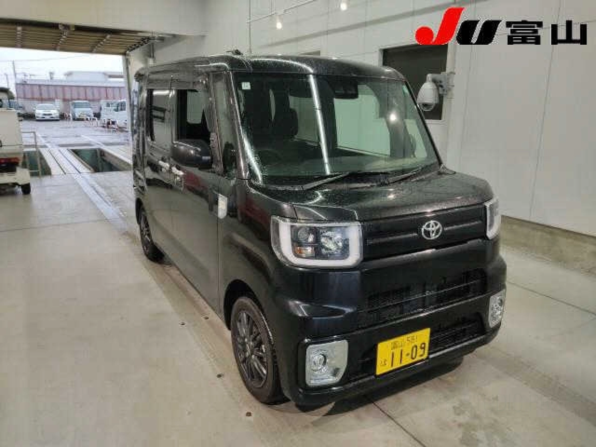 TOYOTA PIXIS MEGA LA700A 2020