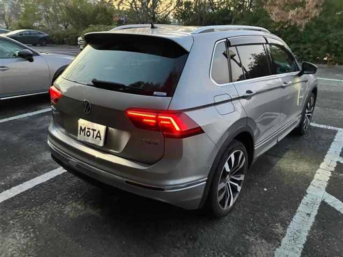 VOLKSWAGEN TIGUAN