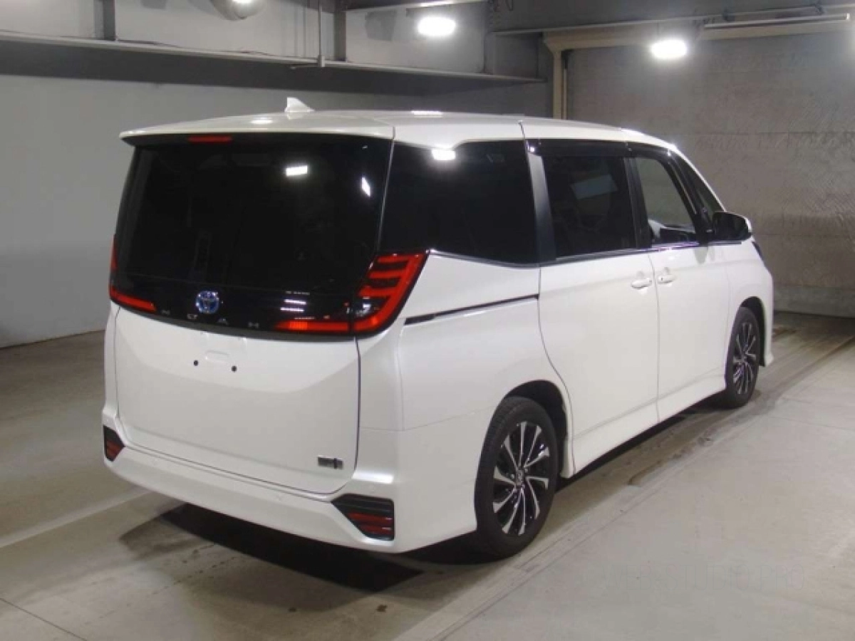 TOYOTA NOAH