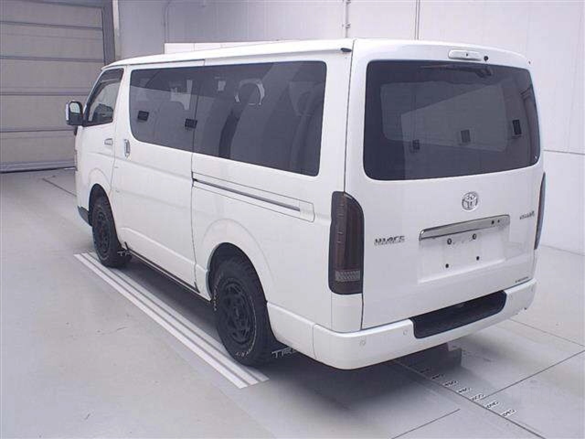 TOYOTA HIACE VAN