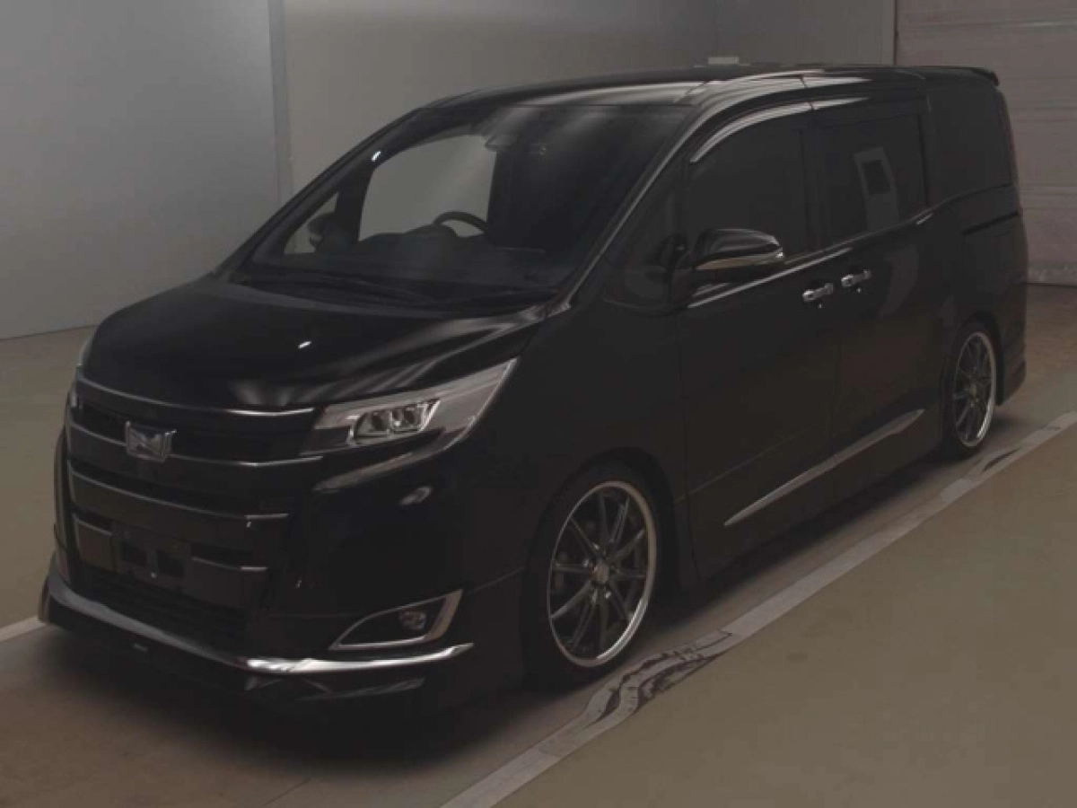 TOYOTA NOAH