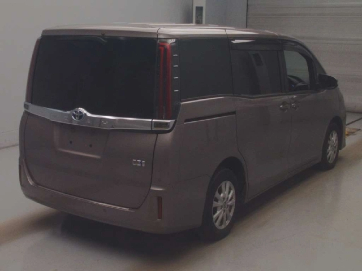 TOYOTA NOAH