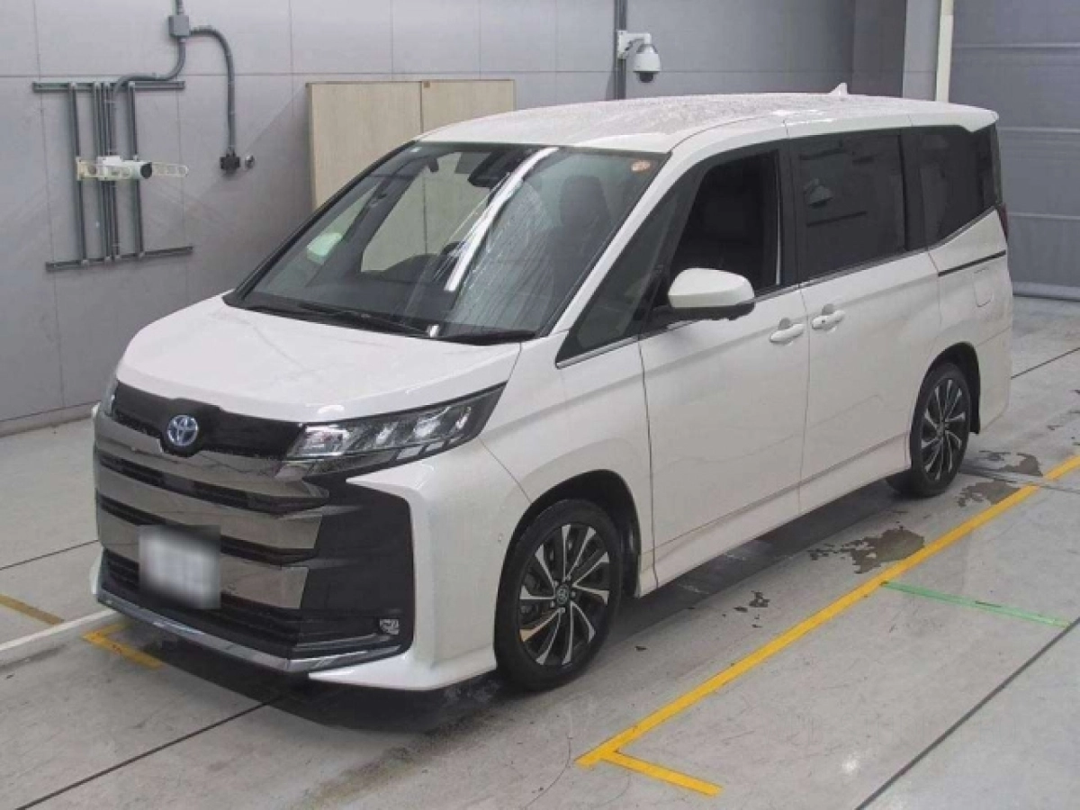 TOYOTA NOAH ZWR90W 2025