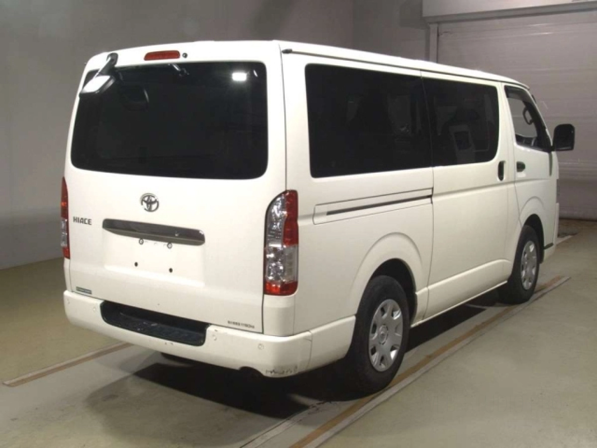 TOYOTA HIACE VAN