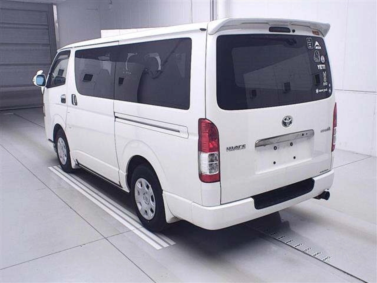 TOYOTA HIACE VAN
