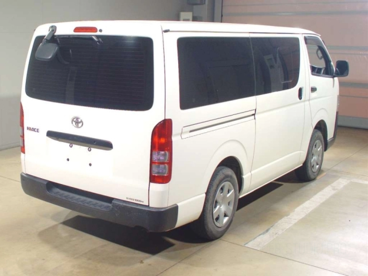 TOYOTA HIACE VAN