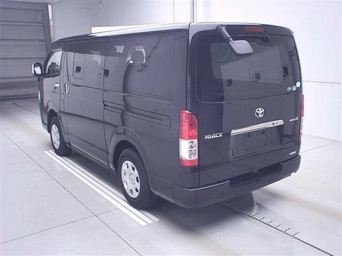 TOYOTA HIACE VAN