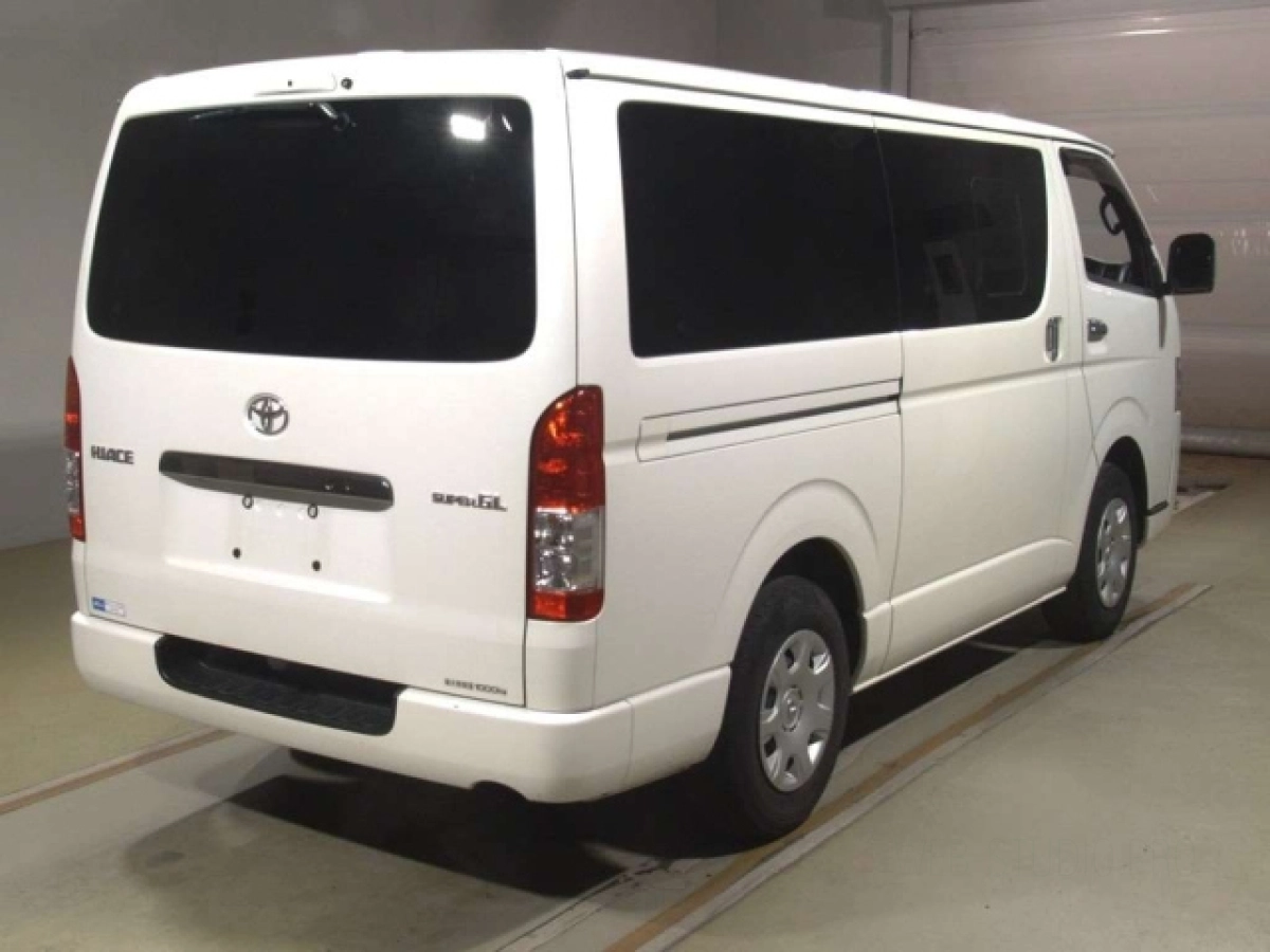 TOYOTA HIACE VAN
