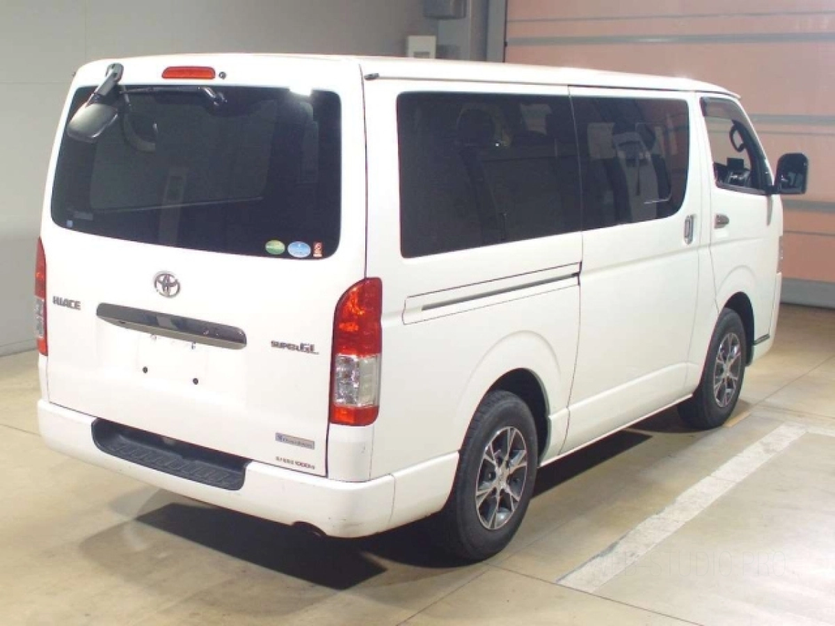 TOYOTA HIACE VAN