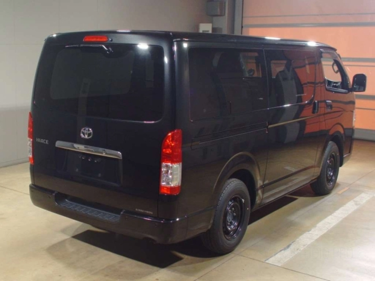 TOYOTA HIACE VAN