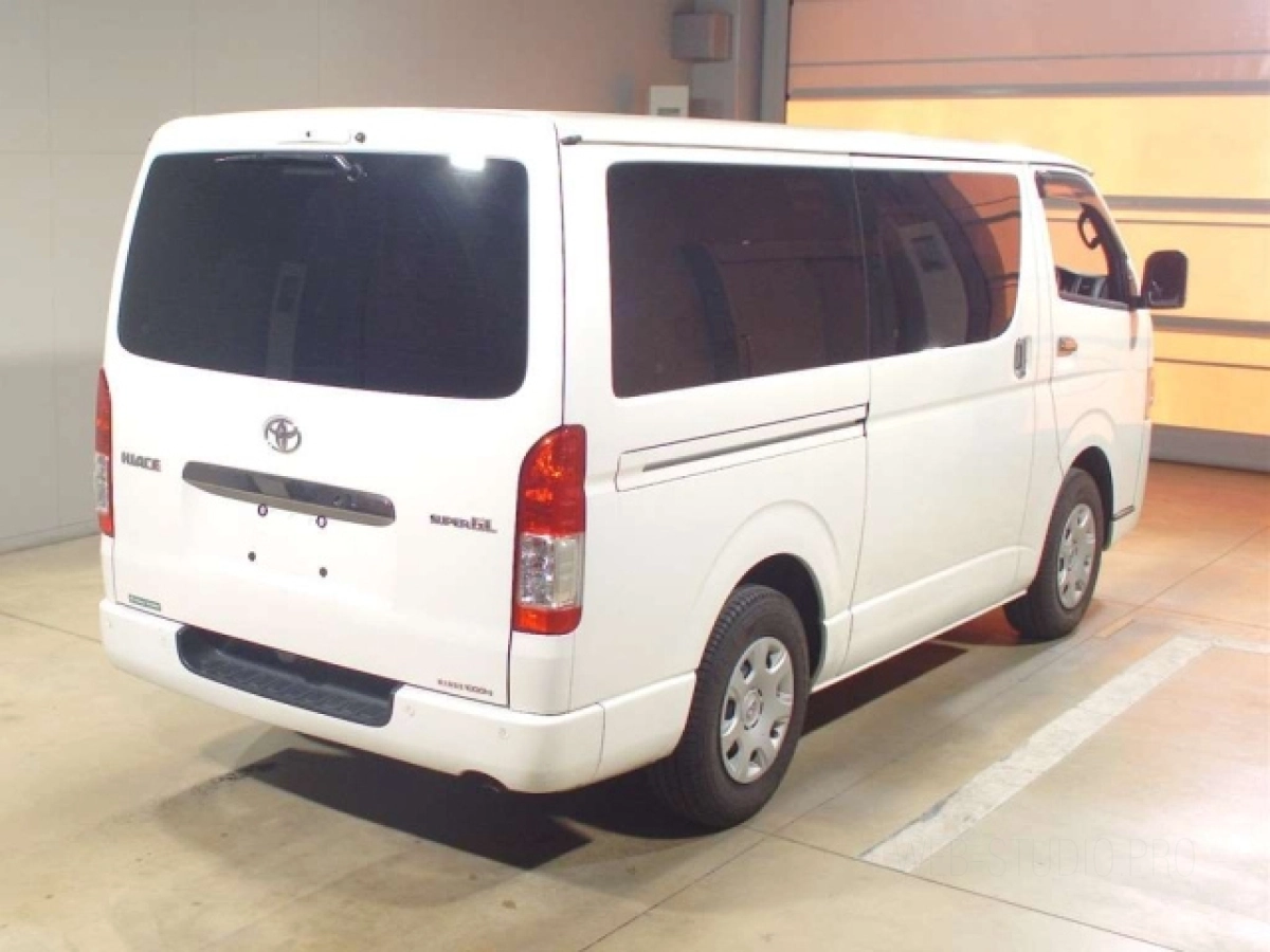 TOYOTA HIACE VAN