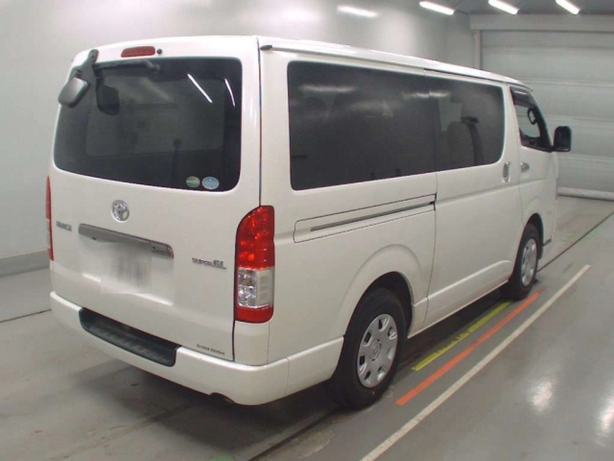 TOYOTA HIACE VAN