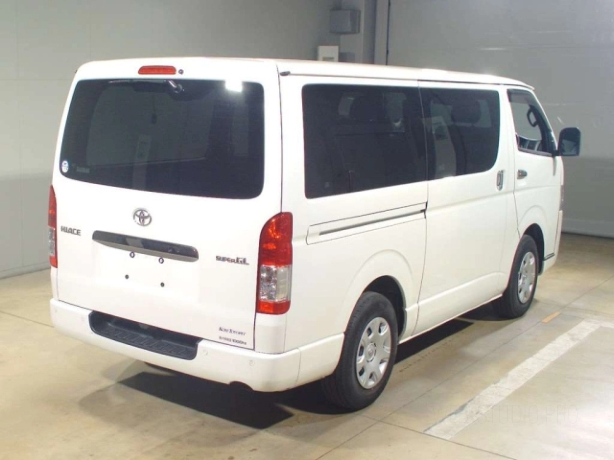 TOYOTA HIACE VAN