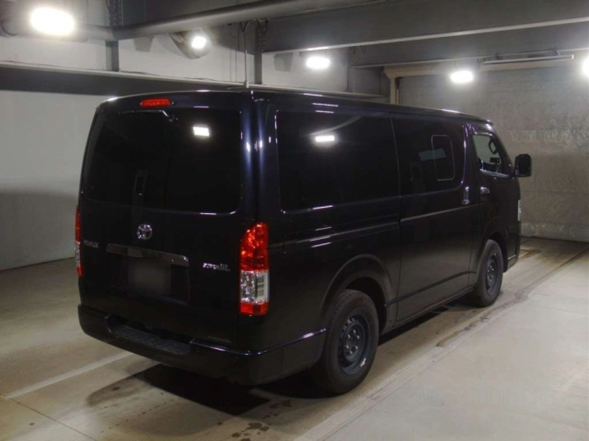 TOYOTA HIACE VAN