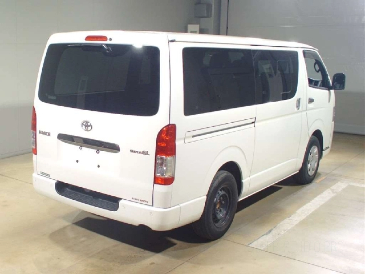 TOYOTA HIACE VAN