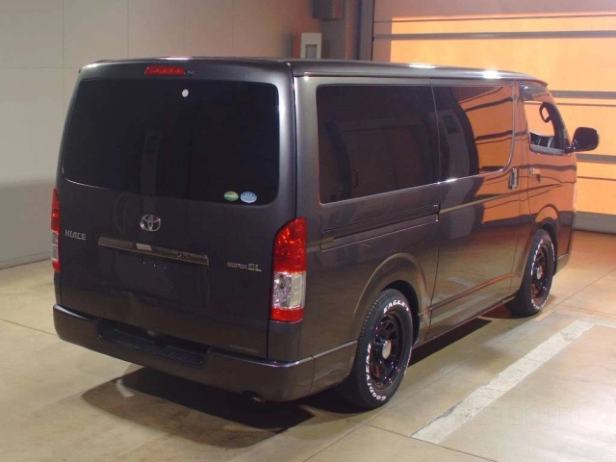 TOYOTA HIACE VAN