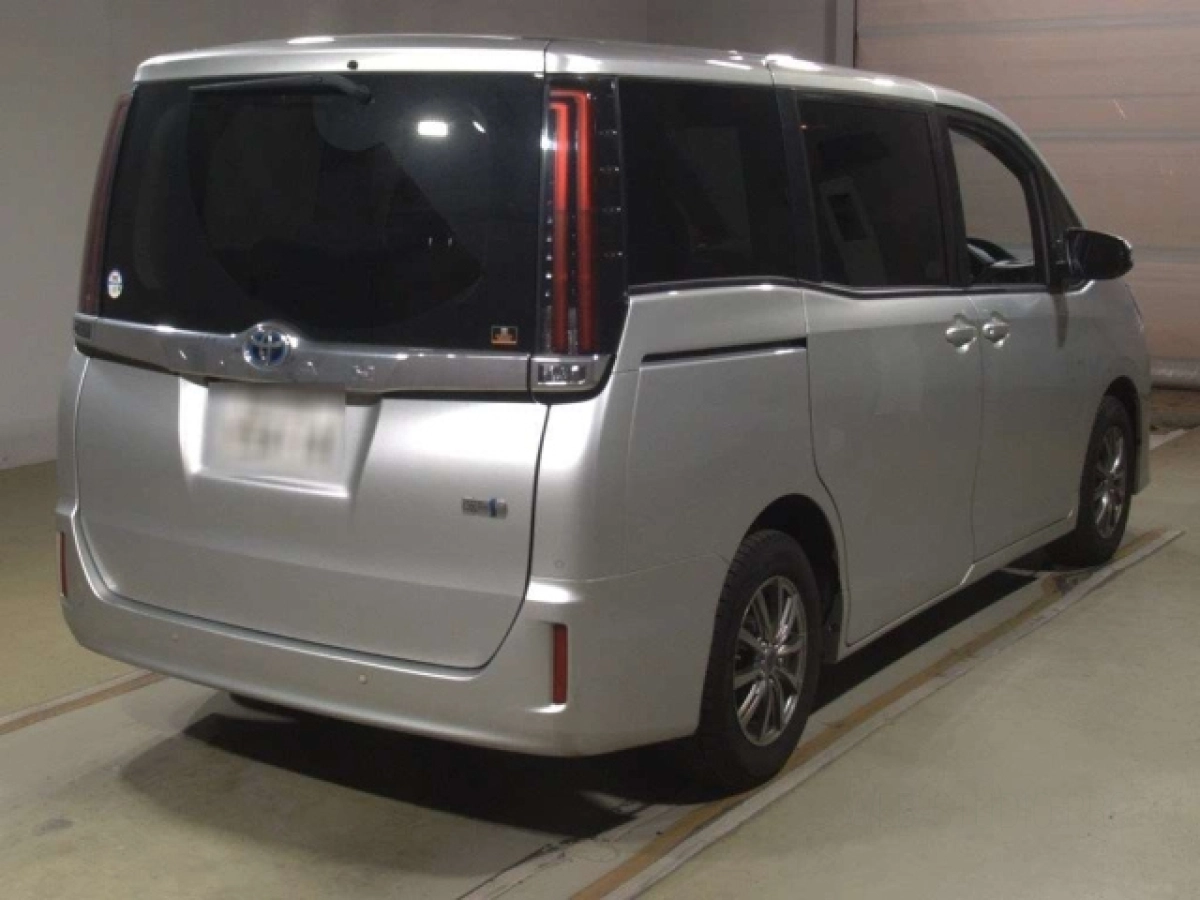 TOYOTA NOAH