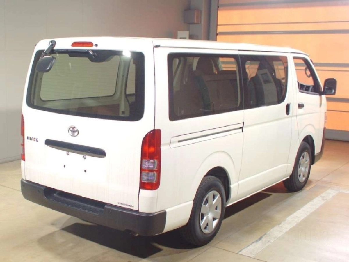 TOYOTA HIACE VAN