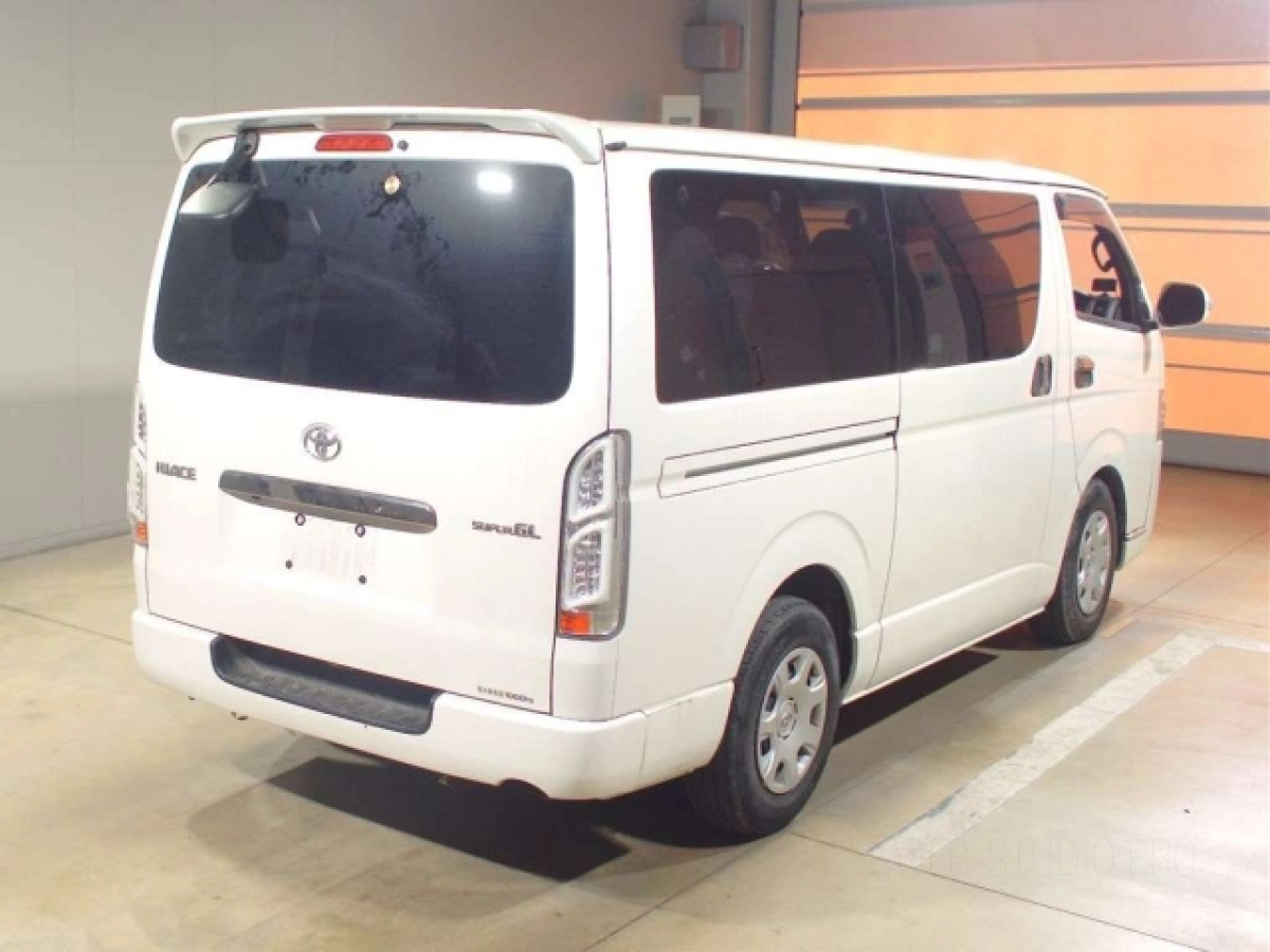 TOYOTA HIACE VAN