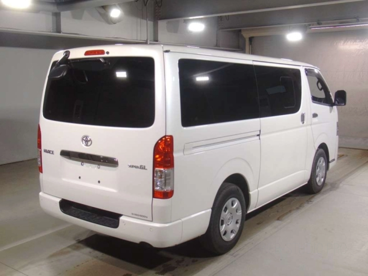 TOYOTA HIACE VAN