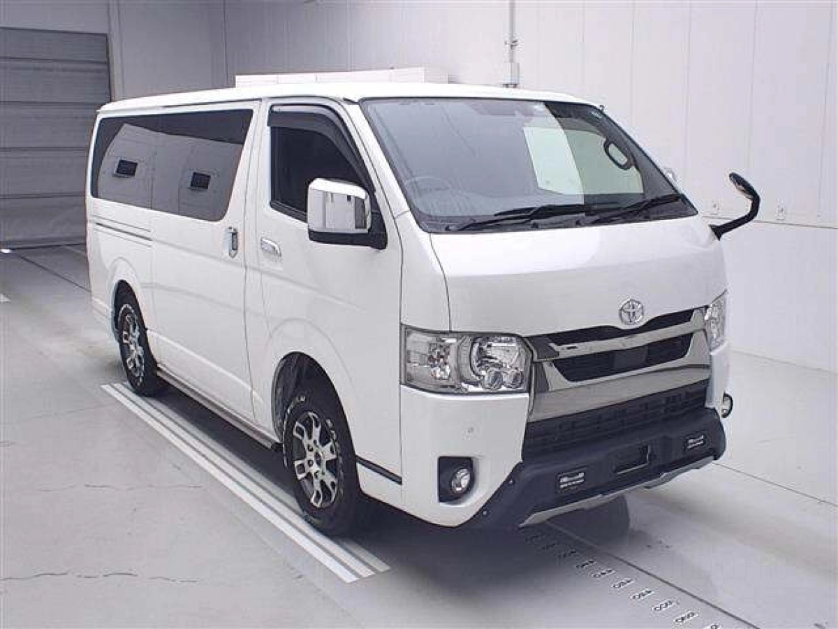 TOYOTA HIACE VAN