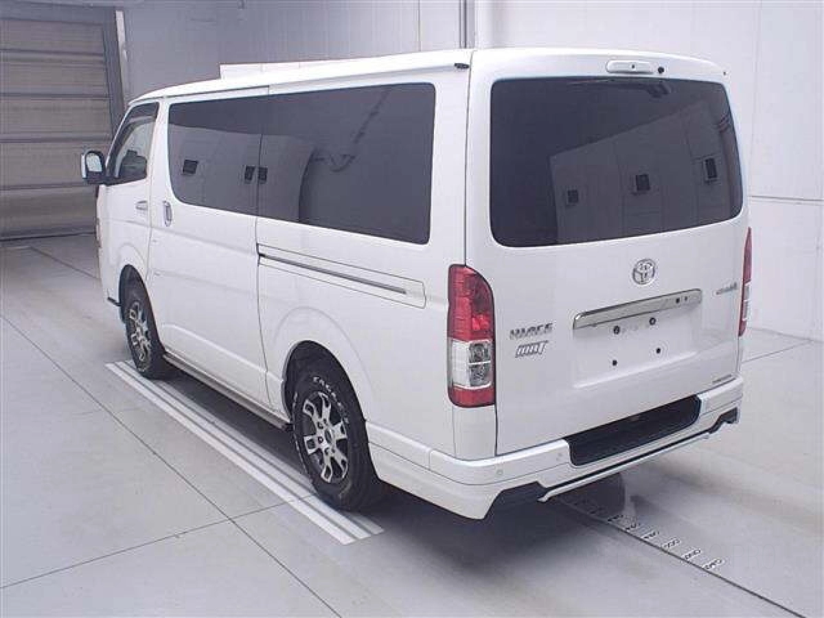TOYOTA HIACE VAN