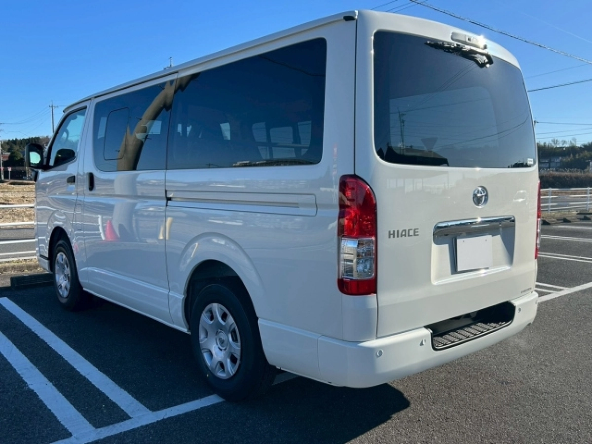 TOYOTA HIACE VAN