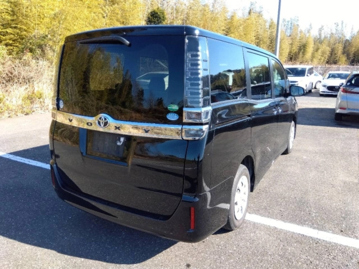 TOYOTA VOXY