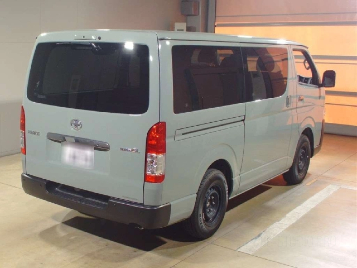 TOYOTA HIACE VAN