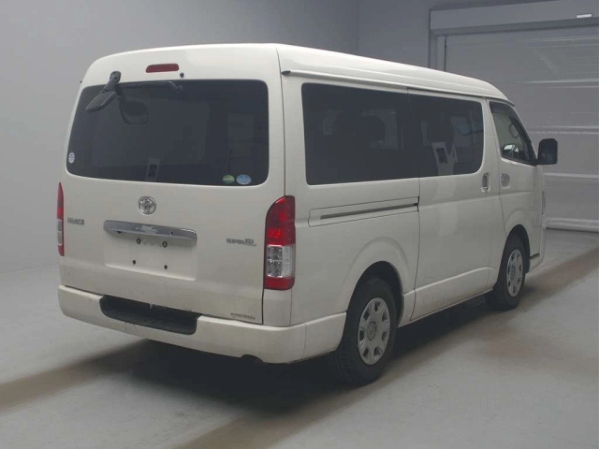 TOYOTA HIACE VAN