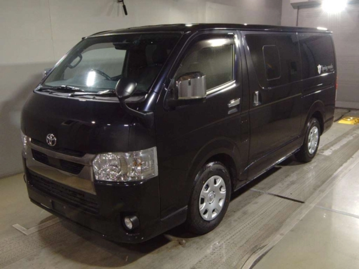 TOYOTA HIACE VAN