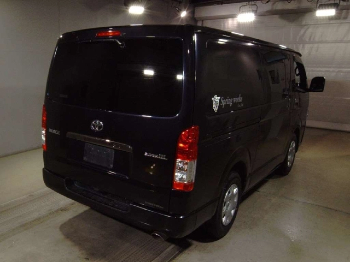 TOYOTA HIACE VAN