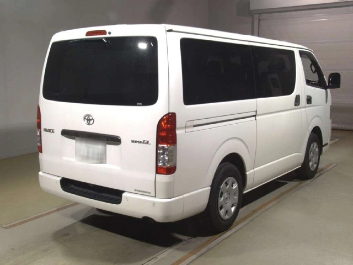 TOYOTA HIACE VAN