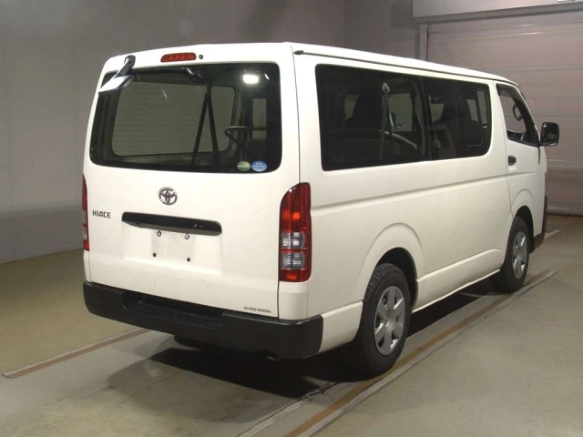 TOYOTA HIACE VAN