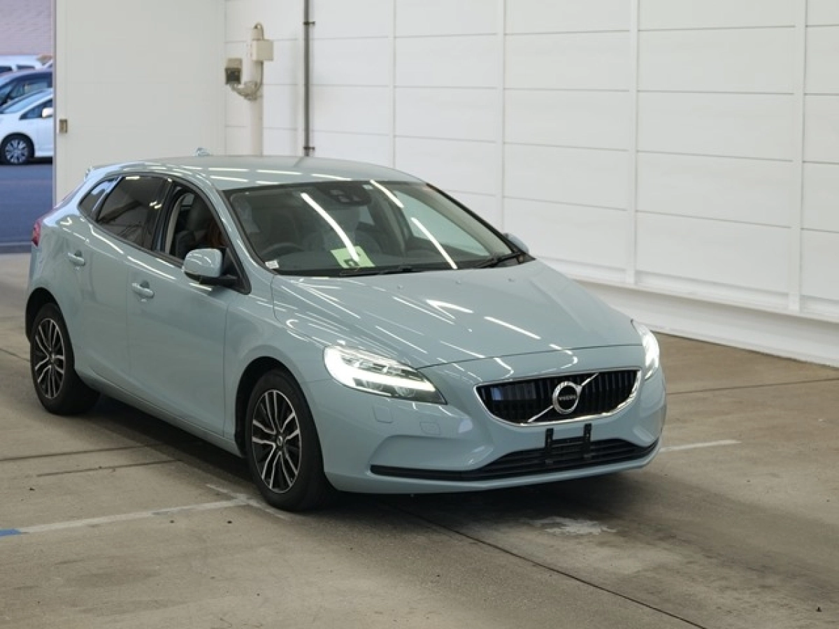 VOLVO V40 MB4154T 2019