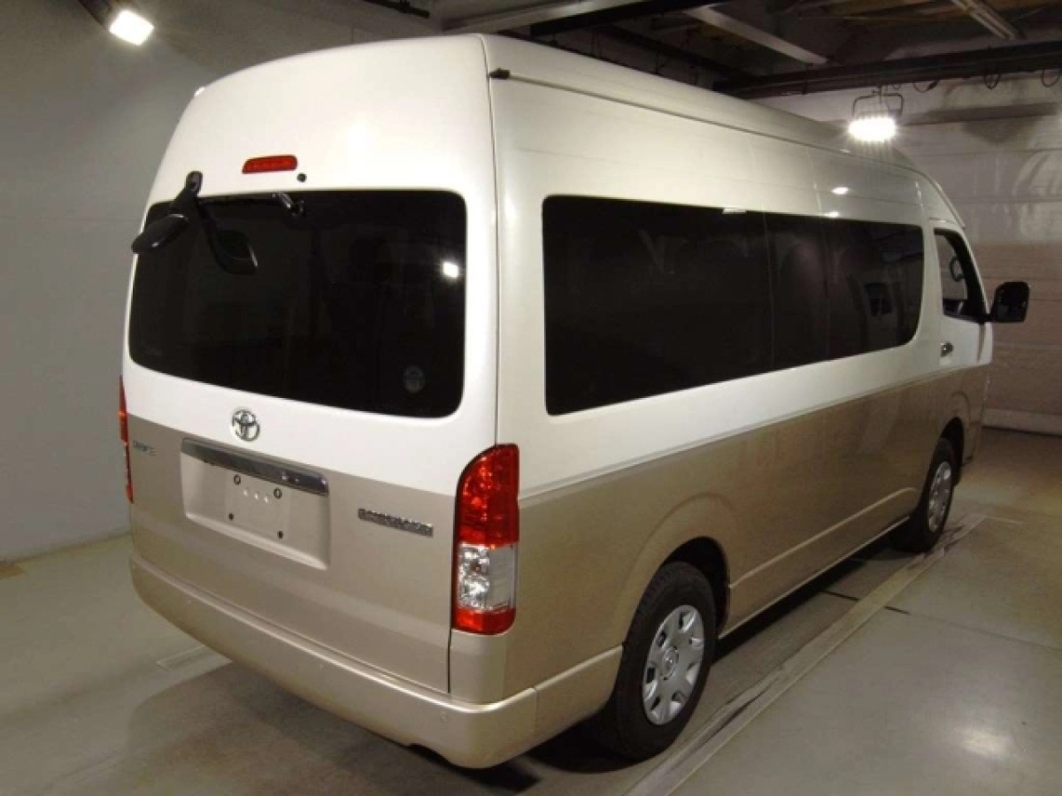 TOYOTA HIACE