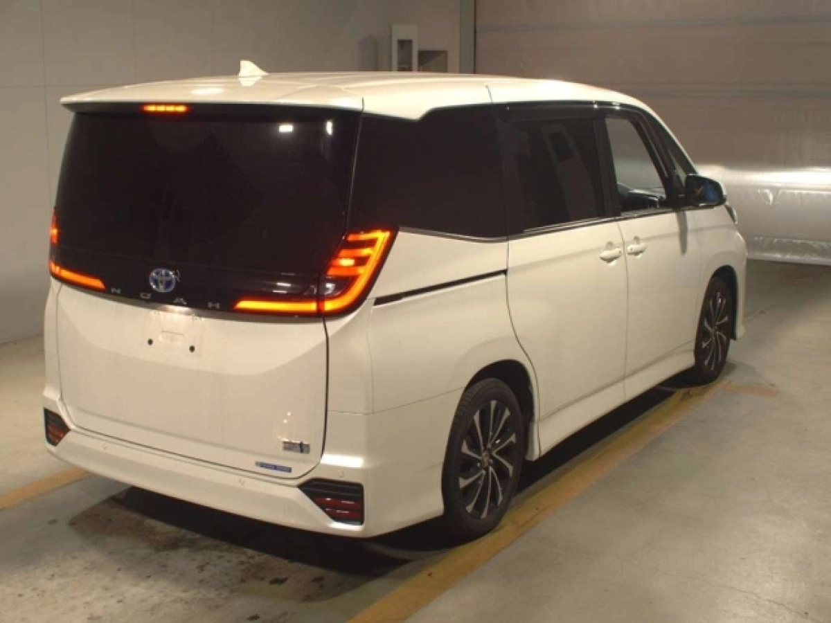 TOYOTA NOAH