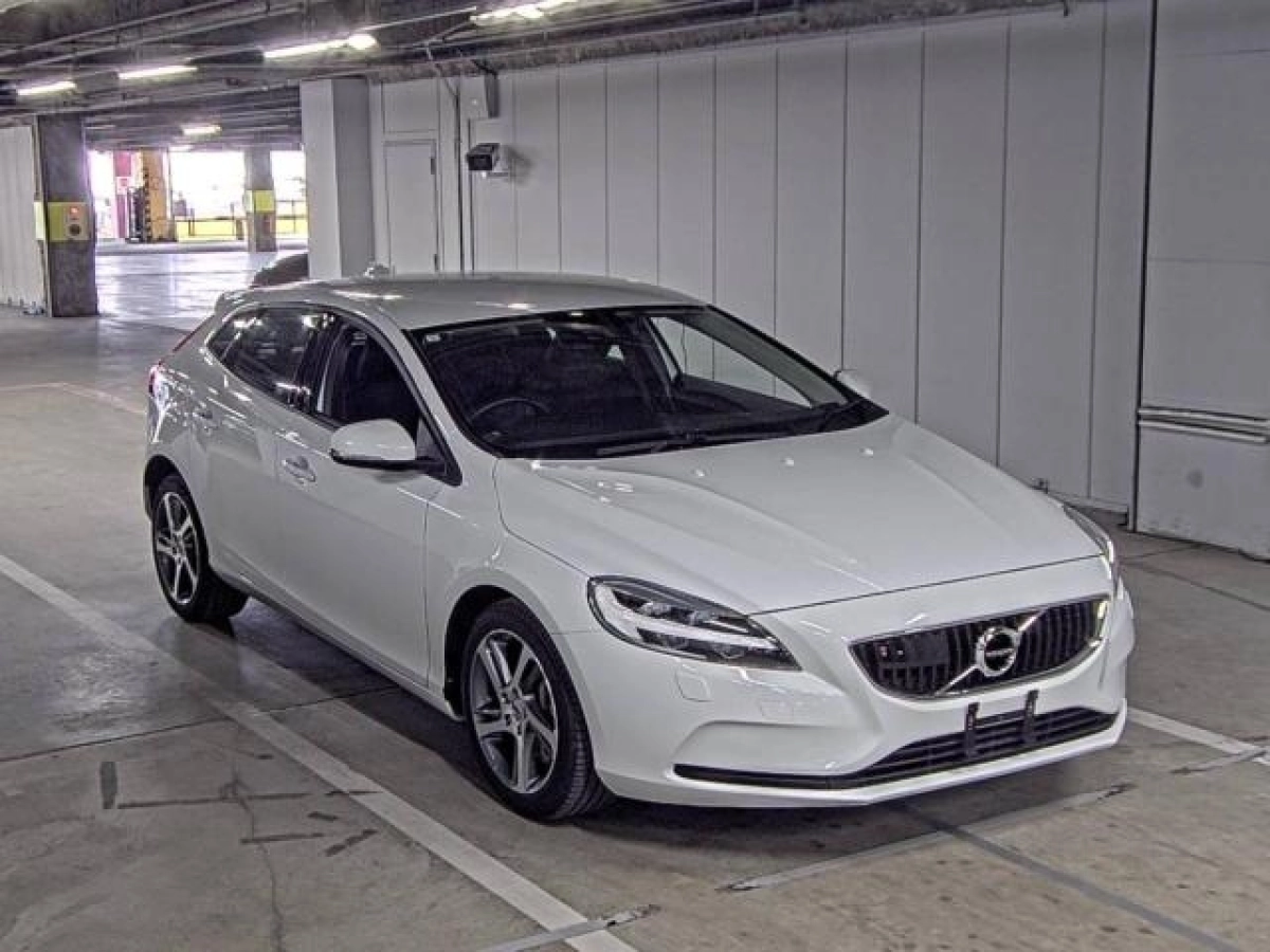 VOLVO V40 MB4154T 2019