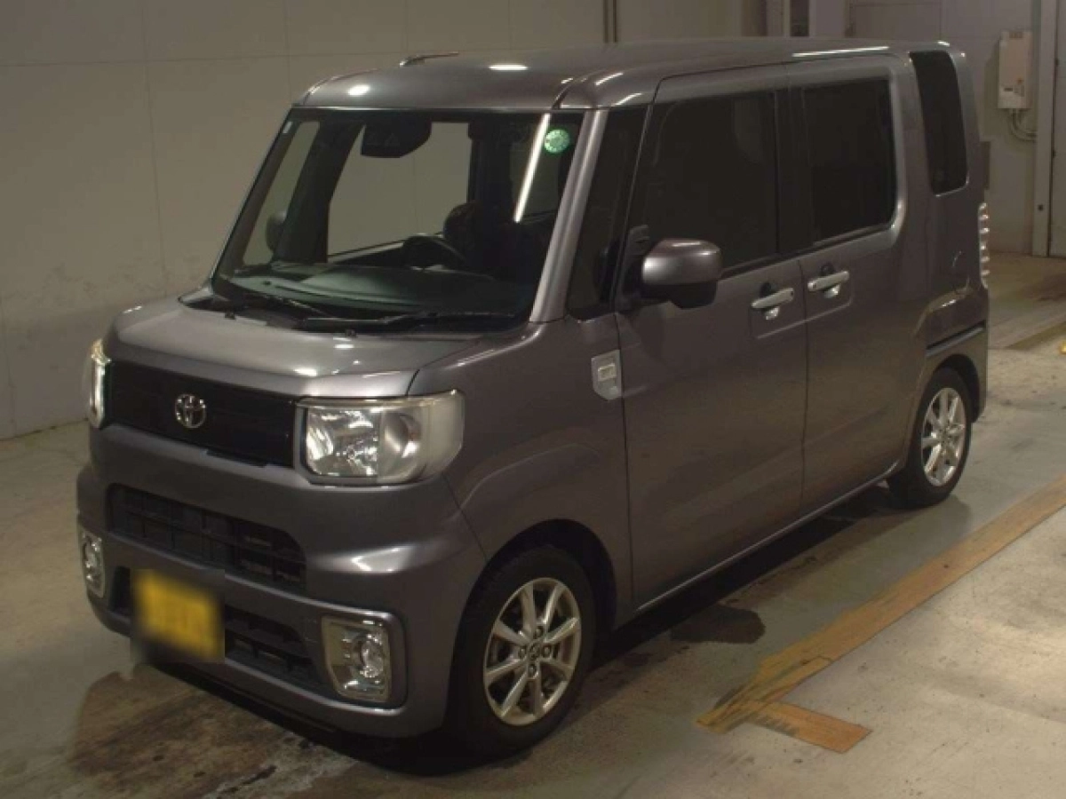 TOYOTA PIXIS MEGA LA700A 2020