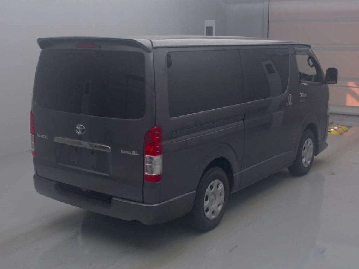 TOYOTA HIACE VAN