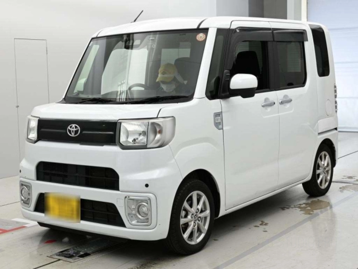 TOYOTA PIXIS MEGA LA700A 2020