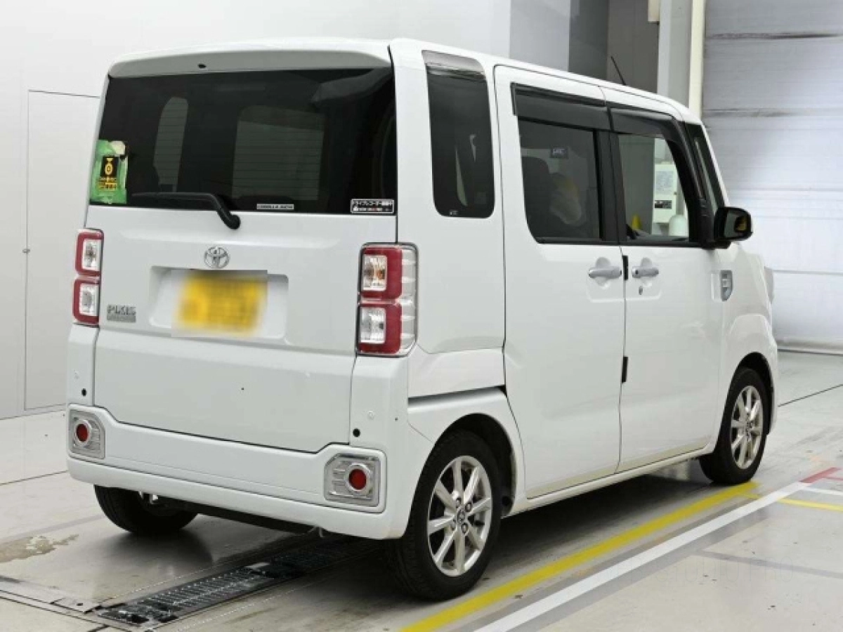 TOYOTA PIXIS MEGA