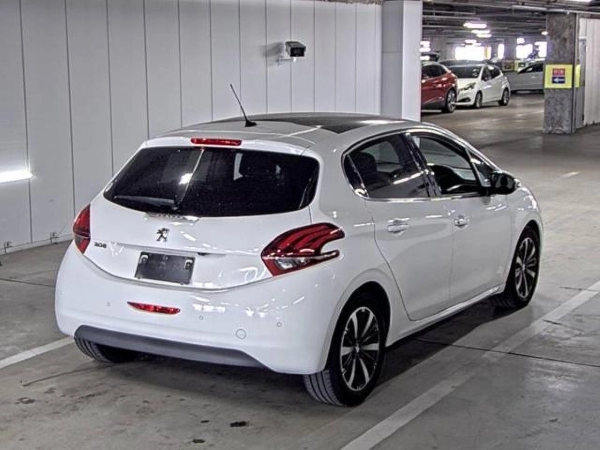 PEUGEOT 208