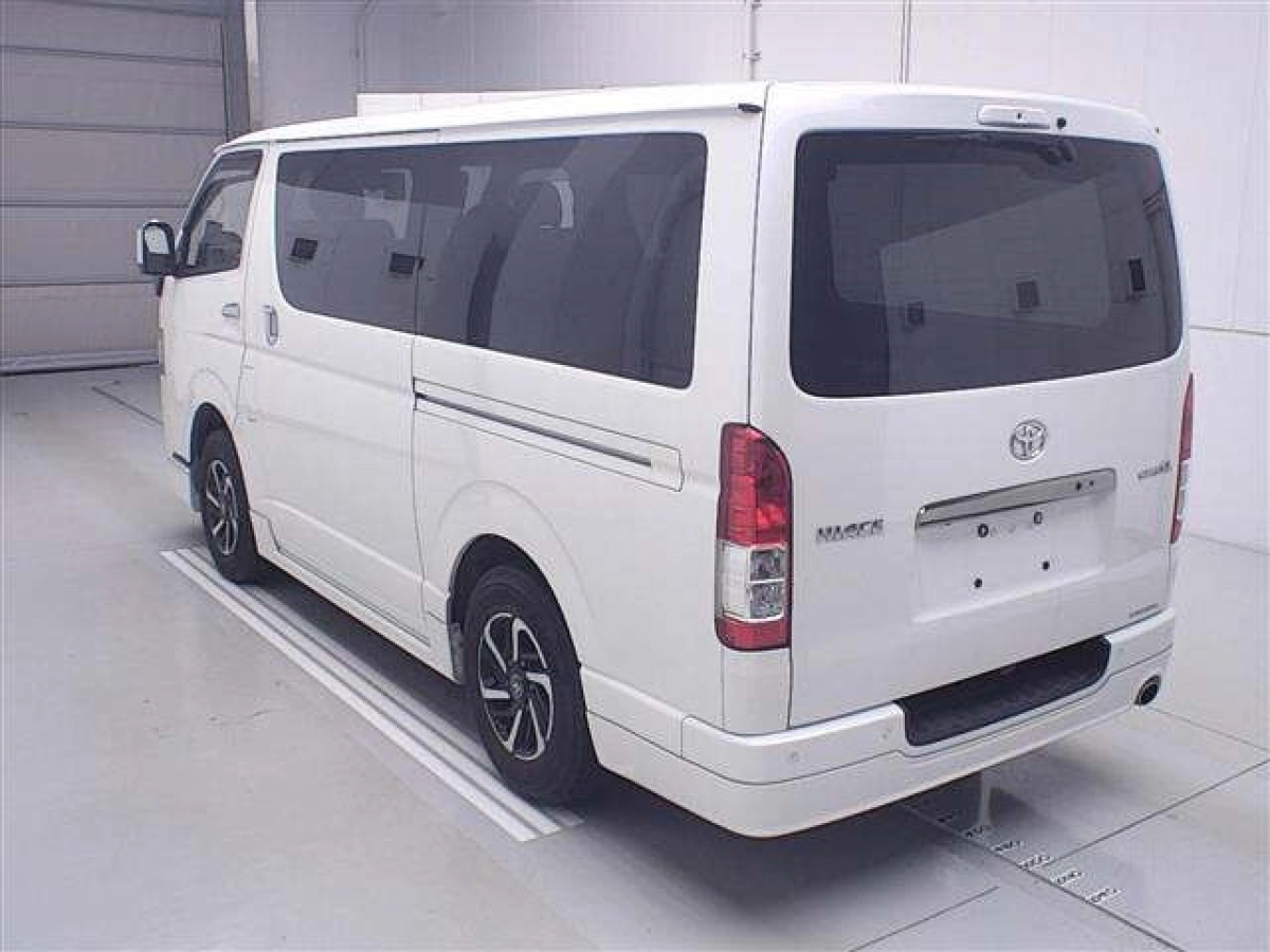 TOYOTA HIACE VAN