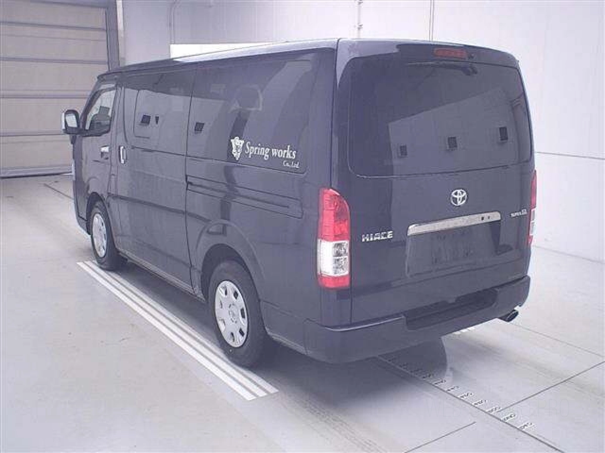 TOYOTA HIACE VAN